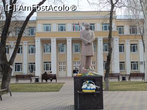 [P18] Tiraspol, Universitatea de Stat din Transnistria, Corpul principal, Monumentul Taras Shevchenko » foto by mprofeanu
 - 
<span class="allrVoted glyphicon glyphicon-heart hidden" id="av1492657"></span>
<a class="m-l-10 hidden" id="sv1492657" onclick="voting_Foto_DelVot(,1492657,6113)" role="button">șterge vot <span class="glyphicon glyphicon-remove"></span></a>
<a id="v91492657" class=" c-red"  onclick="voting_Foto_SetVot(1492657)" role="button"><span class="glyphicon glyphicon-heart-empty"></span> <b>LIKE</b> = Votează poza</a> <img class="hidden"  id="f1492657W9" src="/imagini/loader.gif" border="0" /><span class="AjErrMes hidden" id="e1492657ErM"></span>