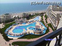 [P01] Fotografie de la balconul camerei, in care se vede una dintre piscine, impreuna cu bazinul de inot care inconjoara piscina mare, si cele trei topogane. » foto by turbatudaniel
 - 
<span class="allrVoted glyphicon glyphicon-heart hidden" id="av88045"></span>
<a class="m-l-10 hidden" id="sv88045" onclick="voting_Foto_DelVot(,88045,6139)" role="button">șterge vot <span class="glyphicon glyphicon-remove"></span></a>
<a id="v988045" class=" c-red"  onclick="voting_Foto_SetVot(88045)" role="button"><span class="glyphicon glyphicon-heart-empty"></span> <b>LIKE</b> = Votează poza</a> <img class="hidden"  id="f88045W9" src="/imagini/loader.gif" border="0" /><span class="AjErrMes hidden" id="e88045ErM"></span>