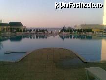 [P37] piscina si marea , vedere dinspre receptie, in dreapta este restaurantul , barul la piscina este in receptie , iar barul de pe plaja este cu plata » foto by andutu
 - 
<span class="allrVoted glyphicon glyphicon-heart hidden" id="av97350"></span>
<a class="m-l-10 hidden" id="sv97350" onclick="voting_Foto_DelVot(,97350,6167)" role="button">șterge vot <span class="glyphicon glyphicon-remove"></span></a>
<a id="v997350" class=" c-red"  onclick="voting_Foto_SetVot(97350)" role="button"><span class="glyphicon glyphicon-heart-empty"></span> <b>LIKE</b> = Votează poza</a> <img class="hidden"  id="f97350W9" src="/imagini/loader.gif" border="0" /><span class="AjErrMes hidden" id="e97350ErM"></span>