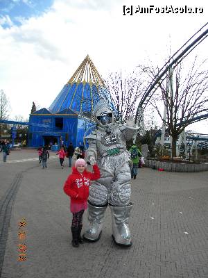 [P05] Personaj in fata statiei orbitale si a roller coasterului EuroMir » foto by bitnic
 - 
<span class="allrVoted glyphicon glyphicon-heart hidden" id="av415420"></span>
<a class="m-l-10 hidden" id="sv415420" onclick="voting_Foto_DelVot(,415420,6189)" role="button">șterge vot <span class="glyphicon glyphicon-remove"></span></a>
<a id="v9415420" class=" c-red"  onclick="voting_Foto_SetVot(415420)" role="button"><span class="glyphicon glyphicon-heart-empty"></span> <b>LIKE</b> = Votează poza</a> <img class="hidden"  id="f415420W9" src="/imagini/loader.gif" border="0" /><span class="AjErrMes hidden" id="e415420ErM"></span>