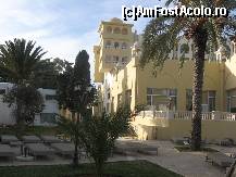 [P03] Hotelul privit din lateral, cu sezlonguri suficiente pentru cei dornici de odihna , numai ca , nefiind  o portiune insorita , amatorii  'migrasera' in zona luminata de soare a piscinei. » foto by ileana45
 - 
<span class="allrVoted glyphicon glyphicon-heart hidden" id="av89942"></span>
<a class="m-l-10 hidden" id="sv89942" onclick="voting_Foto_DelVot(,89942,6202)" role="button">șterge vot <span class="glyphicon glyphicon-remove"></span></a>
<a id="v989942" class=" c-red"  onclick="voting_Foto_SetVot(89942)" role="button"><span class="glyphicon glyphicon-heart-empty"></span> <b>LIKE</b> = Votează poza</a> <img class="hidden"  id="f89942W9" src="/imagini/loader.gif" border="0" /><span class="AjErrMes hidden" id="e89942ErM"></span>