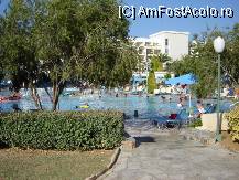 [P02] O parte din cea mai mare piscina din complex - in fundal se vede o parte din hotel » foto by BOGDAN DSN
 - 
<span class="allrVoted glyphicon glyphicon-heart hidden" id="av90028"></span>
<a class="m-l-10 hidden" id="sv90028" onclick="voting_Foto_DelVot(,90028,6217)" role="button">șterge vot <span class="glyphicon glyphicon-remove"></span></a>
<a id="v990028" class=" c-red"  onclick="voting_Foto_SetVot(90028)" role="button"><span class="glyphicon glyphicon-heart-empty"></span> <b>LIKE</b> = Votează poza</a> <img class="hidden"  id="f90028W9" src="/imagini/loader.gif" border="0" /><span class="AjErrMes hidden" id="e90028ErM"></span>