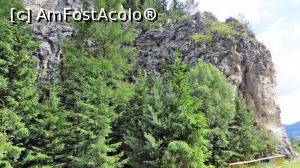 [P06] Detaliu cu stânca reper de la intrarea în Cheile Lucavei, la marginea comunei Moldova-Suliţa.  » foto by Lucien
 - 
<span class="allrVoted glyphicon glyphicon-heart hidden" id="av836987"></span>
<a class="m-l-10 hidden" id="sv836987" onclick="voting_Foto_DelVot(,836987,6227)" role="button">șterge vot <span class="glyphicon glyphicon-remove"></span></a>
<a id="v9836987" class=" c-red"  onclick="voting_Foto_SetVot(836987)" role="button"><span class="glyphicon glyphicon-heart-empty"></span> <b>LIKE</b> = Votează poza</a> <img class="hidden"  id="f836987W9" src="/imagini/loader.gif" border="0" /><span class="AjErrMes hidden" id="e836987ErM"></span>