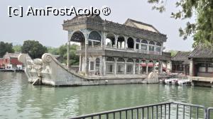 [P11] Barca de marmura, ascunsa de privelistile din jur, parca tocmai naviga dinspre sud. In China antica, oamenii construiau adesea versiuni mai mici de barci ca parte a decorului in gradinile clasice.  
Barca de marmura a fost construita in 1755, ca un pavilion din lemn in stil traditional chinezesc care imita barcile cu panze ale imparatului Qianlong, cu o baza construita din pietre uriase. In 1860, foisorul de lemn a ars, iar imparateasa Cixi a reconstruit barca in 1893, folosind un design occidental, oferindu-si un loc pentru a admira peisajul si a se distra. Barca este acum singura structura in stil occidental din Palatul de Vara. Barca are 36 de metri lungime, 2 etaje si 8 metri inaltime. » foto by geani anto
 - 
<span class="allrVoted glyphicon glyphicon-heart hidden" id="av1486672"></span>
<a class="m-l-10 hidden" id="sv1486672" onclick="voting_Foto_DelVot(,1486672,6234)" role="button">șterge vot <span class="glyphicon glyphicon-remove"></span></a>
<a id="v91486672" class=" c-red"  onclick="voting_Foto_SetVot(1486672)" role="button"><span class="glyphicon glyphicon-heart-empty"></span> <b>LIKE</b> = Votează poza</a> <img class="hidden"  id="f1486672W9" src="/imagini/loader.gif" border="0" /><span class="AjErrMes hidden" id="e1486672ErM"></span>