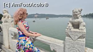 [P05] Podul cu 17 arcuri este ca un curcubeu aruncat deasupra apei, fiind cel mai mare din Palatul de vara, cu o lungime de 150 de metri si o latime de 8 metri. Pe coloanele parapetelor de marmura alba se afla 544 de lei distinctivi. La fiecare capat al podului se afla cate o fiara bizara, un animal de bun augur in legendele chinezesti. Podul are 9 arcade de dimensiuni diferite, de la mijloc pana la fiecare capat al podului, cifra 9 fiind cel mai mare numar yang, numar de bun augur favorizat de imparati. » foto by geani anto
 - 
<span class="allrVoted glyphicon glyphicon-heart hidden" id="av1486658"></span>
<a class="m-l-10 hidden" id="sv1486658" onclick="voting_Foto_DelVot(,1486658,6234)" role="button">șterge vot <span class="glyphicon glyphicon-remove"></span></a>
<a id="v91486658" class=" c-red"  onclick="voting_Foto_SetVot(1486658)" role="button"><span class="glyphicon glyphicon-heart-empty"></span> <b>LIKE</b> = Votează poza</a> <img class="hidden"  id="f1486658W9" src="/imagini/loader.gif" border="0" /><span class="AjErrMes hidden" id="e1486658ErM"></span>