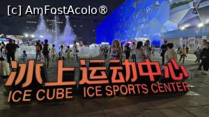 [P04] Centrul National de Inot cunoscut si sub denumirea de Water Cube, este urmatoarea cladire impresionanta, care seara este iluminata in culoarea albastra. Designul creativ este inspirat din structura naturala a bulelor de sapun. A servit ca locatie pentru competitiile de inot, sarituri si inot sincron, iar la Jocurile Olimpice de iarna din 2022, cubul a gazduit competitia de curling. Cladirea are un design unic, fiind acoperit cu un material translucid care permite patrunderea luminii naturale.  » foto by geani anto
 - 
<span class="allrVoted glyphicon glyphicon-heart hidden" id="av1486713"></span>
<a class="m-l-10 hidden" id="sv1486713" onclick="voting_Foto_DelVot(,1486713,6234)" role="button">șterge vot <span class="glyphicon glyphicon-remove"></span></a>
<a id="v91486713" class=" c-red"  onclick="voting_Foto_SetVot(1486713)" role="button"><span class="glyphicon glyphicon-heart-empty"></span> <b>LIKE</b> = Votează poza</a> <img class="hidden"  id="f1486713W9" src="/imagini/loader.gif" border="0" /><span class="AjErrMes hidden" id="e1486713ErM"></span>