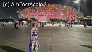 [P05] Am traversat strada si am ajuns in fata Stadionului National din Beijing, cu structura scheletului metalic exterior semanand cu un cuib de nuiele al pasarilor, ceea ce i-a adus acest nume: The Beijing 'Bird's Nest'. 
Se poate vizita contra cost, mergand pe urmele campionilor olimpici, avand o capacitate de peste 80.000 de locuri si fiind cea mai mare structura din otel din lume. Astazi, stadionul continua sa gazduiasca evenimente sportive si concerte, devenind un simbol al Chinei moderne.
 » foto by geani anto
 - 
<span class="allrVoted glyphicon glyphicon-heart hidden" id="av1486714"></span>
<a class="m-l-10 hidden" id="sv1486714" onclick="voting_Foto_DelVot(,1486714,6234)" role="button">șterge vot <span class="glyphicon glyphicon-remove"></span></a>
<a id="v91486714" class=" c-red"  onclick="voting_Foto_SetVot(1486714)" role="button"><span class="glyphicon glyphicon-heart-empty"></span> <b>LIKE</b> = Votează poza</a> <img class="hidden"  id="f1486714W9" src="/imagini/loader.gif" border="0" /><span class="AjErrMes hidden" id="e1486714ErM"></span>