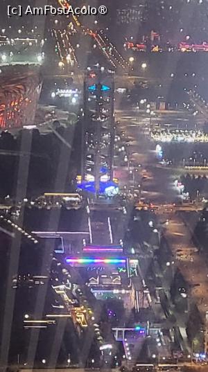 [P07] Cu o inaltime totala de 132 de metri si 7 etaje, Ling Long Tower apartine Centrului International de Radiodifuziune,  posturi de difuzare precum BBC, France Television si NBC detinand studiouri aici. Are o forma tridimensionala uluitoare, de prisma triunghiulara din sticla transparenta. Fiecare etaj are forma unui triunghi echilateral, cu 2 lifturi la 2 colturi. Cand se lasa noaptea, arata fermecator, cu lumini colorate care se schimba alternativ.  » foto by geani anto
 - 
<span class="allrVoted glyphicon glyphicon-heart hidden" id="av1486716"></span>
<a class="m-l-10 hidden" id="sv1486716" onclick="voting_Foto_DelVot(,1486716,6234)" role="button">șterge vot <span class="glyphicon glyphicon-remove"></span></a>
<a id="v91486716" class=" c-red"  onclick="voting_Foto_SetVot(1486716)" role="button"><span class="glyphicon glyphicon-heart-empty"></span> <b>LIKE</b> = Votează poza</a> <img class="hidden"  id="f1486716W9" src="/imagini/loader.gif" border="0" /><span class="AjErrMes hidden" id="e1486716ErM"></span>
