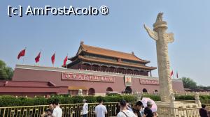 [P10] Poarta este flancata de 2 lei, care, in cultura chineza, protejeaza oamenii de spiritele rele. In fata portii exista si 2 coloane ornamentate rafinat in relief, sculptate pe cate o bucata intreaga de piatra, numite huabiao, care au cate un animal in varf. Aceste coloane ar fi trebuit sa deserveasca oamenilor de rand care sa isi scrie plangerile sau sa lipeasca petitiile pe acestea, insa au devenit strict decorative. » foto by geani anto
 - 
<span class="allrVoted glyphicon glyphicon-heart hidden" id="av1486782"></span>
<a class="m-l-10 hidden" id="sv1486782" onclick="voting_Foto_DelVot(,1486782,6234)" role="button">șterge vot <span class="glyphicon glyphicon-remove"></span></a>
<a id="v91486782" class=" c-red"  onclick="voting_Foto_SetVot(1486782)" role="button"><span class="glyphicon glyphicon-heart-empty"></span> <b>LIKE</b> = Votează poza</a> <img class="hidden"  id="f1486782W9" src="/imagini/loader.gif" border="0" /><span class="AjErrMes hidden" id="e1486782ErM"></span>