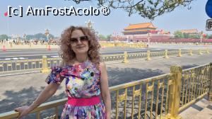 [P02] Piata din centrul orasului este usor accesibila cu metroul, linia 1 oprind la Tiananmen Vest si Tiananmen Est, la nord-vest și nord-est de piata. Imediat cum iesi din statia de metrou sunt cozile la care te asezi asteptand linistit sa iti fie verificate bunurile, practica pe care am intalnit-o in multe locuri turistice chineze. Pentru turistii straini, se scaneaza pasaportul, care este un fel de ,,bilet de intrare” la aproape toate obiectivele. » foto by geani anto
 - 
<span class="allrVoted glyphicon glyphicon-heart hidden" id="av1486774"></span>
<a class="m-l-10 hidden" id="sv1486774" onclick="voting_Foto_DelVot(,1486774,6234)" role="button">șterge vot <span class="glyphicon glyphicon-remove"></span></a>
<a id="v91486774" class=" c-red"  onclick="voting_Foto_SetVot(1486774)" role="button"><span class="glyphicon glyphicon-heart-empty"></span> <b>LIKE</b> = Votează poza</a> <img class="hidden"  id="f1486774W9" src="/imagini/loader.gif" border="0" /><span class="AjErrMes hidden" id="e1486774ErM"></span>