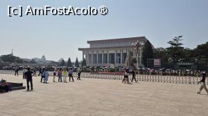 [P05] La un an dupa moartea lui Mao Zedong (presedintele care a proclamat infiintarea Republicii Populare Chineze), a fost construit Mausoleul, de-a lungul principalei axe nord–sud a pietei. Desi Mao Zedong a semnat un angajament prin care corpul sau urma sa fie incinerat conform principiilor Partidului Comunist, acesta a fost imbalsamat, conservat si expus la Sala Memoriala a Mausoleului. » foto by geani anto
 - 
<span class="allrVoted glyphicon glyphicon-heart hidden" id="av1486777"></span>
<a class="m-l-10 hidden" id="sv1486777" onclick="voting_Foto_DelVot(,1486777,6234)" role="button">șterge vot <span class="glyphicon glyphicon-remove"></span></a>
<a id="v91486777" class=" c-red"  onclick="voting_Foto_SetVot(1486777)" role="button"><span class="glyphicon glyphicon-heart-empty"></span> <b>LIKE</b> = Votează poza</a> <img class="hidden"  id="f1486777W9" src="/imagini/loader.gif" border="0" /><span class="AjErrMes hidden" id="e1486777ErM"></span>