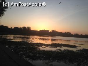 [P09] Apus de soare pe lac.  » foto by rora
 - 
<span class="allrVoted glyphicon glyphicon-heart hidden" id="av1092015"></span>
<a class="m-l-10 hidden" id="sv1092015" onclick="voting_Foto_DelVot(,1092015,6258)" role="button">șterge vot <span class="glyphicon glyphicon-remove"></span></a>
<a id="v91092015" class=" c-red"  onclick="voting_Foto_SetVot(1092015)" role="button"><span class="glyphicon glyphicon-heart-empty"></span> <b>LIKE</b> = Votează poza</a> <img class="hidden"  id="f1092015W9" src="/imagini/loader.gif" border="0" /><span class="AjErrMes hidden" id="e1092015ErM"></span>
