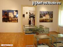 [P07] Muzeul Memorial Aurel Lazăr - aceeaşi primă sală. În fundal se vede expoziţia templorară de costume populare. » foto by creivean
 - 
<span class="allrVoted glyphicon glyphicon-heart hidden" id="av94005"></span>
<a class="m-l-10 hidden" id="sv94005" onclick="voting_Foto_DelVot(,94005,6275)" role="button">șterge vot <span class="glyphicon glyphicon-remove"></span></a>
<a id="v994005" class=" c-red"  onclick="voting_Foto_SetVot(94005)" role="button"><span class="glyphicon glyphicon-heart-empty"></span> <b>LIKE</b> = Votează poza</a> <img class="hidden"  id="f94005W9" src="/imagini/loader.gif" border="0" /><span class="AjErrMes hidden" id="e94005ErM"></span>