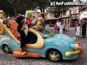 [P30] Mirabilandia - parada mascotelor » foto by cdiana
 - 
<span class="allrVoted glyphicon glyphicon-heart hidden" id="av434070"></span>
<a class="m-l-10 hidden" id="sv434070" onclick="voting_Foto_DelVot(,434070,6306)" role="button">șterge vot <span class="glyphicon glyphicon-remove"></span></a>
<a id="v9434070" class=" c-red"  onclick="voting_Foto_SetVot(434070)" role="button"><span class="glyphicon glyphicon-heart-empty"></span> <b>LIKE</b> = Votează poza</a> <img class="hidden"  id="f434070W9" src="/imagini/loader.gif" border="0" /><span class="AjErrMes hidden" id="e434070ErM"></span>