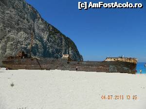 [P12] plaja Navagio (din spatele epavei)  » foto by A&N
 - 
<span class="allrVoted glyphicon glyphicon-heart hidden" id="av498988"></span>
<a class="m-l-10 hidden" id="sv498988" onclick="voting_Foto_DelVot(,498988,6310)" role="button">șterge vot <span class="glyphicon glyphicon-remove"></span></a>
<a id="v9498988" class=" c-red"  onclick="voting_Foto_SetVot(498988)" role="button"><span class="glyphicon glyphicon-heart-empty"></span> <b>LIKE</b> = Votează poza</a> <img class="hidden"  id="f498988W9" src="/imagini/loader.gif" border="0" /><span class="AjErrMes hidden" id="e498988ErM"></span>