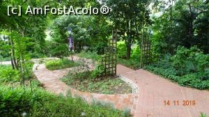 [P19] Spice Garden, in sfarsit, plina de plante, cele mai multe necunoscute mie, chiar daca prezentate cu placute de identificare.  » foto by mecut
 - 
<span class="allrVoted glyphicon glyphicon-heart hidden" id="av1141289"></span>
<a class="m-l-10 hidden" id="sv1141289" onclick="voting_Foto_DelVot(,1141289,6314)" role="button">șterge vot <span class="glyphicon glyphicon-remove"></span></a>
<a id="v91141289" class=" c-red"  onclick="voting_Foto_SetVot(1141289)" role="button"><span class="glyphicon glyphicon-heart-empty"></span> <b>LIKE</b> = Votează poza</a> <img class="hidden"  id="f1141289W9" src="/imagini/loader.gif" border="0" /><span class="AjErrMes hidden" id="e1141289ErM"></span>