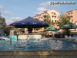 [P06] Barul de la piscina.  » foto by alinafulg
 - 
<span class="allrVoted glyphicon glyphicon-heart hidden" id="av502212"></span>
<a class="m-l-10 hidden" id="sv502212" onclick="voting_Foto_DelVot(,502212,6316)" role="button">șterge vot <span class="glyphicon glyphicon-remove"></span></a>
<a id="v9502212" class=" c-red"  onclick="voting_Foto_SetVot(502212)" role="button"><span class="glyphicon glyphicon-heart-empty"></span> <b>LIKE</b> = Votează poza</a> <img class="hidden"  id="f502212W9" src="/imagini/loader.gif" border="0" /><span class="AjErrMes hidden" id="e502212ErM"></span>