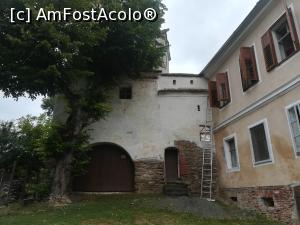 [P03] Poarta de intrare in curtea bisericii aflată sub Turnul Porții. In dreapta se află școala evenghelica » foto by Mika
 - 
<span class="allrVoted glyphicon glyphicon-heart hidden" id="av1095364"></span>
<a class="m-l-10 hidden" id="sv1095364" onclick="voting_Foto_DelVot(,1095364,6324)" role="button">șterge vot <span class="glyphicon glyphicon-remove"></span></a>
<a id="v91095364" class=" c-red"  onclick="voting_Foto_SetVot(1095364)" role="button"><span class="glyphicon glyphicon-heart-empty"></span> <b>LIKE</b> = Votează poza</a> <img class="hidden"  id="f1095364W9" src="/imagini/loader.gif" border="0" /><span class="AjErrMes hidden" id="e1095364ErM"></span>