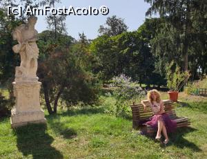 [P31] In parcul palatului au fost adaugate 11 statui: 7 sculpturi reprezentand zeitati ale Antichitatii, cea mai bine pastrata fiind a lui Neptun (langa care am facut si eu fotografii) iar 4 infatisand pitici, reprezentand tipuri umane satirizate din istoria Frantei. » foto by geani anto
 - 
<span class="allrVoted glyphicon glyphicon-heart hidden" id="av1211501"></span>
<a class="m-l-10 hidden" id="sv1211501" onclick="voting_Foto_DelVot(,1211501,6324)" role="button">șterge vot <span class="glyphicon glyphicon-remove"></span></a>
<a id="v91211501" class=" c-red"  onclick="voting_Foto_SetVot(1211501)" role="button"><span class="glyphicon glyphicon-heart-empty"></span> <b>LIKE</b> = Votează poza</a> <img class="hidden"  id="f1211501W9" src="/imagini/loader.gif" border="0" /><span class="AjErrMes hidden" id="e1211501ErM"></span>