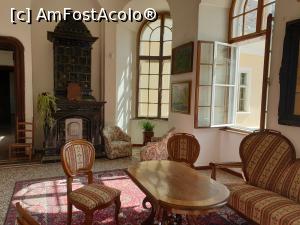 [P06] Holul luminos, in care obisnuia sa fie un pian, astazi aici fiind o masuta, scaune si o canapea, modeste, dar care se incadreaza foarte bine in decor. » foto by geani anto
 - 
<span class="allrVoted glyphicon glyphicon-heart hidden" id="av1211476"></span>
<a class="m-l-10 hidden" id="sv1211476" onclick="voting_Foto_DelVot(,1211476,6324)" role="button">șterge vot <span class="glyphicon glyphicon-remove"></span></a>
<a id="v91211476" class=" c-red"  onclick="voting_Foto_SetVot(1211476)" role="button"><span class="glyphicon glyphicon-heart-empty"></span> <b>LIKE</b> = Votează poza</a> <img class="hidden"  id="f1211476W9" src="/imagini/loader.gif" border="0" /><span class="AjErrMes hidden" id="e1211476ErM"></span>