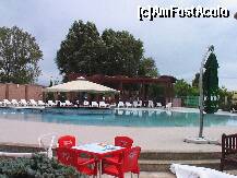 [P05] Curtea si piscina arata frumos. Puteti intui gradul de ocupare al hotelului, motiv pentru care n-a fost posibil sa mi se schimbe camera. » foto by bubumaia
 - 
<span class="allrVoted glyphicon glyphicon-heart hidden" id="av129955"></span>
<a class="m-l-10 hidden" id="sv129955" onclick="voting_Foto_DelVot(,129955,6325)" role="button">șterge vot <span class="glyphicon glyphicon-remove"></span></a>
<a id="v9129955" class=" c-red"  onclick="voting_Foto_SetVot(129955)" role="button"><span class="glyphicon glyphicon-heart-empty"></span> <b>LIKE</b> = Votează poza</a> <img class="hidden"  id="f129955W9" src="/imagini/loader.gif" border="0" /><span class="AjErrMes hidden" id="e129955ErM"></span>