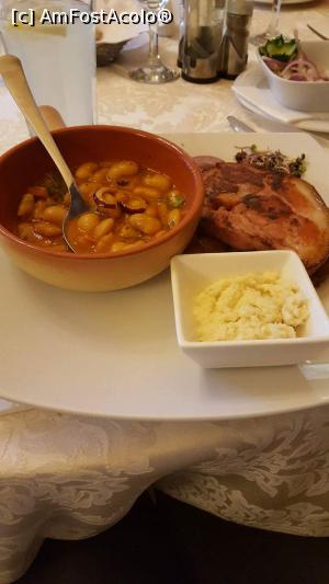 [P10] Fasole cu ciolan :) de fapt ciolanul nu este ciolan ci niste felii de carne pe gratar foarte fragede. O nebunie.  » foto by Ilaș Maria
 - 
<span class="allrVoted glyphicon glyphicon-heart hidden" id="av893875"></span>
<a class="m-l-10 hidden" id="sv893875" onclick="voting_Foto_DelVot(,893875,6333)" role="button">șterge vot <span class="glyphicon glyphicon-remove"></span></a>
<a id="v9893875" class=" c-red"  onclick="voting_Foto_SetVot(893875)" role="button"><span class="glyphicon glyphicon-heart-empty"></span> <b>LIKE</b> = Votează poza</a> <img class="hidden"  id="f893875W9" src="/imagini/loader.gif" border="0" /><span class="AjErrMes hidden" id="e893875ErM"></span>