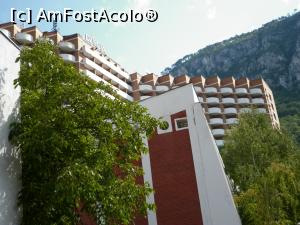 [P06] Hotelul Dacia, vazut printre pomii din apropiere si cu muntii in fundal » foto by liviu49
 - 
<span class="allrVoted glyphicon glyphicon-heart hidden" id="av919614"></span>
<a class="m-l-10 hidden" id="sv919614" onclick="voting_Foto_DelVot(,919614,6357)" role="button">șterge vot <span class="glyphicon glyphicon-remove"></span></a>
<a id="v9919614" class=" c-red"  onclick="voting_Foto_SetVot(919614)" role="button"><span class="glyphicon glyphicon-heart-empty"></span> <b>LIKE</b> = Votează poza</a> <img class="hidden"  id="f919614W9" src="/imagini/loader.gif" border="0" /><span class="AjErrMes hidden" id="e919614ErM"></span>