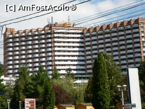 [P07] Hotelul vazut de la intrarea in parc.  » foto by liviu49
 - 
<span class="allrVoted glyphicon glyphicon-heart hidden" id="av919615"></span>
<a class="m-l-10 hidden" id="sv919615" onclick="voting_Foto_DelVot(,919615,6357)" role="button">șterge vot <span class="glyphicon glyphicon-remove"></span></a>
<a id="v9919615" class=" c-red"  onclick="voting_Foto_SetVot(919615)" role="button"><span class="glyphicon glyphicon-heart-empty"></span> <b>LIKE</b> = Votează poza</a> <img class="hidden"  id="f919615W9" src="/imagini/loader.gif" border="0" /><span class="AjErrMes hidden" id="e919615ErM"></span>