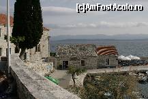 [P14] In fundal cladire din piatra in stil dalmat, cu ferstre 'venetiene' » foto by mariarosa
 - 
<span class="allrVoted glyphicon glyphicon-heart hidden" id="av96795"></span>
<a class="m-l-10 hidden" id="sv96795" onclick="voting_Foto_DelVot(,96795,6361)" role="button">șterge vot <span class="glyphicon glyphicon-remove"></span></a>
<a id="v996795" class=" c-red"  onclick="voting_Foto_SetVot(96795)" role="button"><span class="glyphicon glyphicon-heart-empty"></span> <b>LIKE</b> = Votează poza</a> <img class="hidden"  id="f96795W9" src="/imagini/loader.gif" border="0" /><span class="AjErrMes hidden" id="e96795ErM"></span>