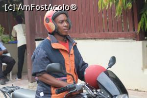 [P06] Omul din Zanzibar care îmi clarifică în câteva secunde blocajul aparatului foto.  » foto by glcitizen
 - 
<span class="allrVoted glyphicon glyphicon-heart hidden" id="av994993"></span>
<a class="m-l-10 hidden" id="sv994993" onclick="voting_Foto_DelVot(,994993,6379)" role="button">șterge vot <span class="glyphicon glyphicon-remove"></span></a>
<a id="v9994993" class=" c-red"  onclick="voting_Foto_SetVot(994993)" role="button"><span class="glyphicon glyphicon-heart-empty"></span> <b>LIKE</b> = Votează poza</a> <img class="hidden"  id="f994993W9" src="/imagini/loader.gif" border="0" /><span class="AjErrMes hidden" id="e994993ErM"></span>