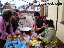 [P04] masa din curte si 'morcovii' » foto by dan1977
 - 
<span class="allrVoted glyphicon glyphicon-heart hidden" id="av212118"></span>
<a class="m-l-10 hidden" id="sv212118" onclick="voting_Foto_DelVot(,212118,6418)" role="button">șterge vot <span class="glyphicon glyphicon-remove"></span></a>
<a id="v9212118" class=" c-red"  onclick="voting_Foto_SetVot(212118)" role="button"><span class="glyphicon glyphicon-heart-empty"></span> <b>LIKE</b> = Votează poza</a> <img class="hidden"  id="f212118W9" src="/imagini/loader.gif" border="0" /><span class="AjErrMes hidden" id="e212118ErM"></span>