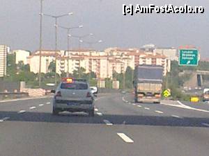 [P14] Drumul București Alanya - traversând orașul Istanbul pe O 2. Ne străduiam să nu depășim mașina de poliție.  » foto by nicole33
 - 
<span class="allrVoted glyphicon glyphicon-heart hidden" id="av385617"></span>
<a class="m-l-10 hidden" id="sv385617" onclick="voting_Foto_DelVot(,385617,6437)" role="button">șterge vot <span class="glyphicon glyphicon-remove"></span></a>
<a id="v9385617" class=" c-red"  onclick="voting_Foto_SetVot(385617)" role="button"><span class="glyphicon glyphicon-heart-empty"></span> <b>LIKE</b> = Votează poza</a> <img class="hidden"  id="f385617W9" src="/imagini/loader.gif" border="0" /><span class="AjErrMes hidden" id="e385617ErM"></span>