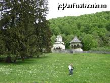 [P08] In spatele Manastirii Hurezu » foto by vali_tulcea
 - 
<span class="allrVoted glyphicon glyphicon-heart hidden" id="av105015"></span>
<a class="m-l-10 hidden" id="sv105015" onclick="voting_Foto_DelVot(,105015,6618)" role="button">șterge vot <span class="glyphicon glyphicon-remove"></span></a>
<a id="v9105015" class=" c-red"  onclick="voting_Foto_SetVot(105015)" role="button"><span class="glyphicon glyphicon-heart-empty"></span> <b>LIKE</b> = Votează poza</a> <img class="hidden"  id="f105015W9" src="/imagini/loader.gif" border="0" /><span class="AjErrMes hidden" id="e105015ErM"></span>