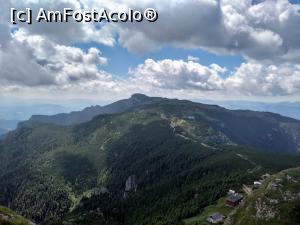 [P19] Jos sunt Jgheabul cu Hotar - stânga, vârful Lespezi - centru și Ocolașul mare, în zare. » foto by Radix7
 - 
<span class="allrVoted glyphicon glyphicon-heart hidden" id="av1176386"></span>
<a class="m-l-10 hidden" id="sv1176386" onclick="voting_Foto_DelVot(,1176386,6639)" role="button">șterge vot <span class="glyphicon glyphicon-remove"></span></a>
<a id="v91176386" class=" c-red"  onclick="voting_Foto_SetVot(1176386)" role="button"><span class="glyphicon glyphicon-heart-empty"></span> <b>LIKE</b> = Votează poza</a> <img class="hidden"  id="f1176386W9" src="/imagini/loader.gif" border="0" /><span class="AjErrMes hidden" id="e1176386ErM"></span>