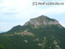 [P41] Toaca... cladirea rosie este statia meteo, firul de 'ata' ce duce la varf este scara cu 400 trepte » foto by monicutza
 - 
<span class="allrVoted glyphicon glyphicon-heart hidden" id="av105823"></span>
<a class="m-l-10 hidden" id="sv105823" onclick="voting_Foto_DelVot(,105823,6639)" role="button">șterge vot <span class="glyphicon glyphicon-remove"></span></a>
<a id="v9105823" class=" c-red"  onclick="voting_Foto_SetVot(105823)" role="button"><span class="glyphicon glyphicon-heart-empty"></span> <b>LIKE</b> = Votează poza</a> <img class="hidden"  id="f105823W9" src="/imagini/loader.gif" border="0" /><span class="AjErrMes hidden" id="e105823ErM"></span>