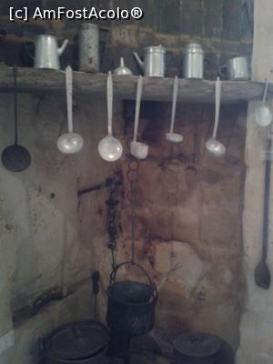 [P72] Locul de făcut mâncare și vase, într-o Sassi din Matera. Să nu uităm că aceste peșteri au fost locuite până în anul 1950.  » foto by Aurici
 - 
<span class="allrVoted glyphicon glyphicon-heart hidden" id="av738521"></span>
<a class="m-l-10 hidden" id="sv738521" onclick="voting_Foto_DelVot(,738521,6642)" role="button">șterge vot <span class="glyphicon glyphicon-remove"></span></a>
<a id="v9738521" class=" c-red"  onclick="voting_Foto_SetVot(738521)" role="button"><span class="glyphicon glyphicon-heart-empty"></span> <b>LIKE</b> = Votează poza</a> <img class="hidden"  id="f738521W9" src="/imagini/loader.gif" border="0" /><span class="AjErrMes hidden" id="e738521ErM"></span>