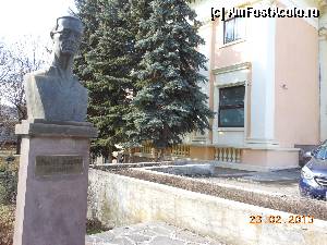 [P71] Odorheiu Secuiesc - Lângă Casa de Cultură, bustul scriitorului şi caricaturistului local Tomcsa Sándor.  » foto by iulianic
 - 
<span class="allrVoted glyphicon glyphicon-heart hidden" id="av404090"></span>
<a class="m-l-10 hidden" id="sv404090" onclick="voting_Foto_DelVot(,404090,6675)" role="button">șterge vot <span class="glyphicon glyphicon-remove"></span></a>
<a id="v9404090" class=" c-red"  onclick="voting_Foto_SetVot(404090)" role="button"><span class="glyphicon glyphicon-heart-empty"></span> <b>LIKE</b> = Votează poza</a> <img class="hidden"  id="f404090W9" src="/imagini/loader.gif" border="0" /><span class="AjErrMes hidden" id="e404090ErM"></span>