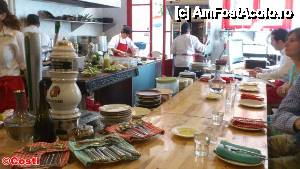 [P03] Toate ingredientele necesare preparării mâncării sunt la îndemâna bucătarilor, astfel că prepararea în sine este foarte rapidă.  » foto by Costi
 - 
<span class="allrVoted glyphicon glyphicon-heart hidden" id="av480453"></span>
<a class="m-l-10 hidden" id="sv480453" onclick="voting_Foto_DelVot(,480453,6706)" role="button">șterge vot <span class="glyphicon glyphicon-remove"></span></a>
<a id="v9480453" class=" c-red"  onclick="voting_Foto_SetVot(480453)" role="button"><span class="glyphicon glyphicon-heart-empty"></span> <b>LIKE</b> = Votează poza</a> <img class="hidden"  id="f480453W9" src="/imagini/loader.gif" border="0" /><span class="AjErrMes hidden" id="e480453ErM"></span>