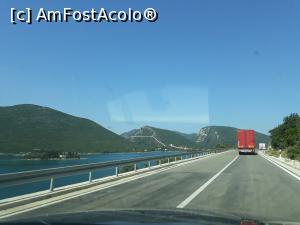 [P42] Din nou la drum. Pe muntele din mijloc se văd Zidurile de la Ston, locul 2 după Zidul Chinezesc, pe care le-am excaladat și noi.  » foto by Aurici
 - 
<span class="allrVoted glyphicon glyphicon-heart hidden" id="av988324"></span>
<a class="m-l-10 hidden" id="sv988324" onclick="voting_Foto_DelVot(,988324,6716)" role="button">șterge vot <span class="glyphicon glyphicon-remove"></span></a>
<a id="v9988324" class=" c-red"  onclick="voting_Foto_SetVot(988324)" role="button"><span class="glyphicon glyphicon-heart-empty"></span> <b>LIKE</b> = Votează poza</a> <img class="hidden"  id="f988324W9" src="/imagini/loader.gif" border="0" /><span class="AjErrMes hidden" id="e988324ErM"></span>