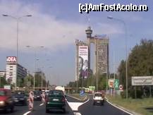 [P19] Pe autostrada din Belgrad. În faţă, turnul SIV I, GENEX, din Novi Beograd » foto by Costi
 - 
<span class="allrVoted glyphicon glyphicon-heart hidden" id="av132946"></span>
<a class="m-l-10 hidden" id="sv132946" onclick="voting_Foto_DelVot(,132946,6716)" role="button">șterge vot <span class="glyphicon glyphicon-remove"></span></a>
<a id="v9132946" class=" c-red"  onclick="voting_Foto_SetVot(132946)" role="button"><span class="glyphicon glyphicon-heart-empty"></span> <b>LIKE</b> = Votează poza</a> <img class="hidden"  id="f132946W9" src="/imagini/loader.gif" border="0" /><span class="AjErrMes hidden" id="e132946ErM"></span>
