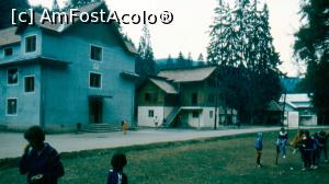 [P15] Imagine de arhivă (2) din anul 1985 cu tabăra școlară de la Băile Chirui, aflată pe atunci în plină activitate. În fotografia următoare vedem clădirea din stânga cum arată în prezent.  » foto by Lucien
 - 
<span class="allrVoted glyphicon glyphicon-heart hidden" id="av1006898"></span>
<a class="m-l-10 hidden" id="sv1006898" onclick="voting_Foto_DelVot(,1006898,6723)" role="button">șterge vot <span class="glyphicon glyphicon-remove"></span></a>
<a id="v91006898" class=" c-red"  onclick="voting_Foto_SetVot(1006898)" role="button"><span class="glyphicon glyphicon-heart-empty"></span> <b>LIKE</b> = Votează poza</a> <img class="hidden"  id="f1006898W9" src="/imagini/loader.gif" border="0" /><span class="AjErrMes hidden" id="e1006898ErM"></span>