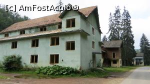 [P16] Clădiri abandonate ale fostei tabere școlare de la Băile Chirui (vezi foto anterior), aflate acum pe calea spre o ruină desăvârșită.  » foto by Lucien
 - 
<span class="allrVoted glyphicon glyphicon-heart hidden" id="av1006899"></span>
<a class="m-l-10 hidden" id="sv1006899" onclick="voting_Foto_DelVot(,1006899,6723)" role="button">șterge vot <span class="glyphicon glyphicon-remove"></span></a>
<a id="v91006899" class=" c-red"  onclick="voting_Foto_SetVot(1006899)" role="button"><span class="glyphicon glyphicon-heart-empty"></span> <b>LIKE</b> = Votează poza</a> <img class="hidden"  id="f1006899W9" src="/imagini/loader.gif" border="0" /><span class="AjErrMes hidden" id="e1006899ErM"></span>