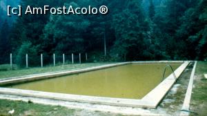 [P26] Fotografie de arhivă din anul 1985 cu ștrandul aflat în dotarea taberei de școlari de la Băile Chirui. Posibil să fi fost alimentat (și) cu apă minerală (culoarea specifică). În prezent ștrandul este distrus.  » foto by Lucien
 - 
<span class="allrVoted glyphicon glyphicon-heart hidden" id="av1006909"></span>
<a class="m-l-10 hidden" id="sv1006909" onclick="voting_Foto_DelVot(,1006909,6723)" role="button">șterge vot <span class="glyphicon glyphicon-remove"></span></a>
<a id="v91006909" class=" c-red"  onclick="voting_Foto_SetVot(1006909)" role="button"><span class="glyphicon glyphicon-heart-empty"></span> <b>LIKE</b> = Votează poza</a> <img class="hidden"  id="f1006909W9" src="/imagini/loader.gif" border="0" /><span class="AjErrMes hidden" id="e1006909ErM"></span>