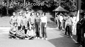 [P27] Fotografie de arhivă din anul 1987 cu elevi de liceu și un militar aflați în tabăra PTAP (Pregătirea Tineretului pentru Apărarea Patriei) de la Băile Chirui.  » foto by Lucien
 - 
<span class="allrVoted glyphicon glyphicon-heart hidden" id="av1006910"></span>
<a class="m-l-10 hidden" id="sv1006910" onclick="voting_Foto_DelVot(,1006910,6723)" role="button">șterge vot <span class="glyphicon glyphicon-remove"></span></a>
<a id="v91006910" class=" c-red"  onclick="voting_Foto_SetVot(1006910)" role="button"><span class="glyphicon glyphicon-heart-empty"></span> <b>LIKE</b> = Votează poza</a> <img class="hidden"  id="f1006910W9" src="/imagini/loader.gif" border="0" /><span class="AjErrMes hidden" id="e1006910ErM"></span>