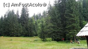 [P03] Poiana din zona confluenței Chirui-Tolvajos cu pictori (cu șevalet) care își fac de cap (sau de ochi). În dreapta imaginii este colțul acoperișului care adăpostește izvorul mineral.  » foto by Lucien
 - 
<span class="allrVoted glyphicon glyphicon-heart hidden" id="av1006868"></span>
<a class="m-l-10 hidden" id="sv1006868" onclick="voting_Foto_DelVot(,1006868,6723)" role="button">șterge vot <span class="glyphicon glyphicon-remove"></span></a>
<a id="v91006868" class=" c-red"  onclick="voting_Foto_SetVot(1006868)" role="button"><span class="glyphicon glyphicon-heart-empty"></span> <b>LIKE</b> = Votează poza</a> <img class="hidden"  id="f1006868W9" src="/imagini/loader.gif" border="0" /><span class="AjErrMes hidden" id="e1006868ErM"></span>