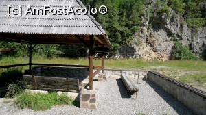 [P04] Acoperișul care adăpostește izvorul mineral carbogazos ”Festő” (”Vopsit”, datorită depunerilor de fier din apa minerală). În alte vremuri, apa acestui izvor (foraj?) era îmbuteliată. În fundal se vede stânca pe lângă curge Pârâul Tolvajos. » foto by Lucien
 - 
<span class="allrVoted glyphicon glyphicon-heart hidden" id="av1006874"></span>
<a class="m-l-10 hidden" id="sv1006874" onclick="voting_Foto_DelVot(,1006874,6723)" role="button">șterge vot <span class="glyphicon glyphicon-remove"></span></a>
<a id="v91006874" class=" c-red"  onclick="voting_Foto_SetVot(1006874)" role="button"><span class="glyphicon glyphicon-heart-empty"></span> <b>LIKE</b> = Votează poza</a> <img class="hidden"  id="f1006874W9" src="/imagini/loader.gif" border="0" /><span class="AjErrMes hidden" id="e1006874ErM"></span>