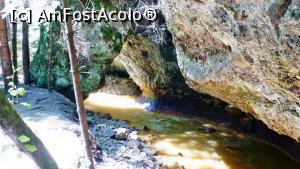 [P05] Piatra Colibei, un fel de acoperiș (colibă) din piatră pe sub care curge Pârâul Tolvajos. Piatra Colibei (Kalibáskő) dă nume traseului tematic și unei cabane aflată mai departe, la drumul național Miercurea Ciuc - Odorheiu Secuiesc.  » foto by Lucien
 - 
<span class="allrVoted glyphicon glyphicon-heart hidden" id="av1006877"></span>
<a class="m-l-10 hidden" id="sv1006877" onclick="voting_Foto_DelVot(,1006877,6723)" role="button">șterge vot <span class="glyphicon glyphicon-remove"></span></a>
<a id="v91006877" class=" c-red"  onclick="voting_Foto_SetVot(1006877)" role="button"><span class="glyphicon glyphicon-heart-empty"></span> <b>LIKE</b> = Votează poza</a> <img class="hidden"  id="f1006877W9" src="/imagini/loader.gif" border="0" /><span class="AjErrMes hidden" id="e1006877ErM"></span>