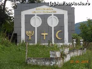[P03] Vulcana Băi - 'Ecumenismul religia speranţei', panoul de la intrare.  » foto by iulianic
 - 
<span class="allrVoted glyphicon glyphicon-heart hidden" id="av635351"></span>
<a class="m-l-10 hidden" id="sv635351" onclick="voting_Foto_DelVot(,635351,6734)" role="button">șterge vot <span class="glyphicon glyphicon-remove"></span></a>
<a id="v9635351" class=" c-red"  onclick="voting_Foto_SetVot(635351)" role="button"><span class="glyphicon glyphicon-heart-empty"></span> <b>LIKE</b> = Votează poza</a> <img class="hidden"  id="f635351W9" src="/imagini/loader.gif" border="0" /><span class="AjErrMes hidden" id="e635351ErM"></span>