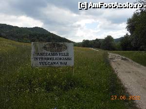 [P04] Vulcana Băi - Un panou cam ponosit dincolo de poarta de la intrare.  » foto by iulianic
 - 
<span class="allrVoted glyphicon glyphicon-heart hidden" id="av635352"></span>
<a class="m-l-10 hidden" id="sv635352" onclick="voting_Foto_DelVot(,635352,6734)" role="button">șterge vot <span class="glyphicon glyphicon-remove"></span></a>
<a id="v9635352" class=" c-red"  onclick="voting_Foto_SetVot(635352)" role="button"><span class="glyphicon glyphicon-heart-empty"></span> <b>LIKE</b> = Votează poza</a> <img class="hidden"  id="f635352W9" src="/imagini/loader.gif" border="0" /><span class="AjErrMes hidden" id="e635352ErM"></span>
