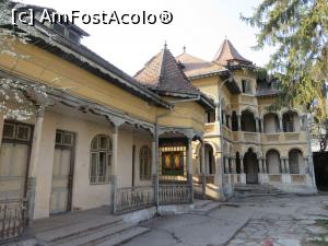 [P19] Conac părăsit, str. Crinilor colț cu str. Republicii - Pucioasa.  » foto by tata123 🔱
 - 
<span class="allrVoted glyphicon glyphicon-heart hidden" id="av858779"></span>
<a class="m-l-10 hidden" id="sv858779" onclick="voting_Foto_DelVot(,858779,6734)" role="button">șterge vot <span class="glyphicon glyphicon-remove"></span></a>
<a id="v9858779" class=" c-red"  onclick="voting_Foto_SetVot(858779)" role="button"><span class="glyphicon glyphicon-heart-empty"></span> <b>LIKE</b> = Votează poza</a> <img class="hidden"  id="f858779W9" src="/imagini/loader.gif" border="0" /><span class="AjErrMes hidden" id="e858779ErM"></span>
